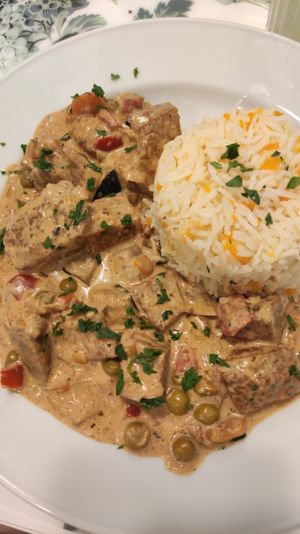 Seitan com arroz de cenoura at Donna Veggie in Guimaraes