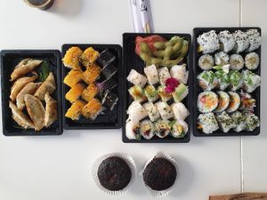 Varied sushi options, gyozas and chocolate minicakes at Legumi Sushi Vegan in Lisbon
