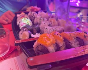 Veganes Sushi. Das orangene sind Orangenstücke.  at Legumi Sushi Vegan in Lisbon
