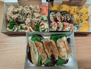 Sushi and gyosas at Legumi Sushi Vegan in Lisbon