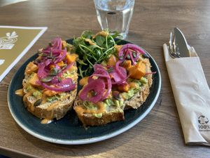 Mashed avo toast at HartBiet in Amsterdam