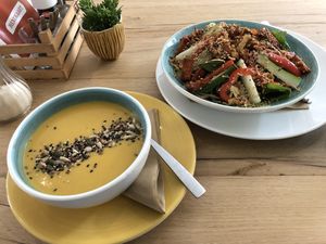 Marokkanische kikkererwten soep & tempeh salad (mjam!!) at HartBiet in Amsterdam