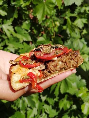 Hamburgpizza at Veggie Lunch in Santiago