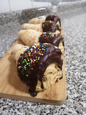 Cachitos de milhojas rellenos de mantequilla de maní y leche condensada de coco con cubierta de chocolate / puff pastry "cachito" filled with peanut butter and coconut condensed m at Veggie Lunch in Santiago