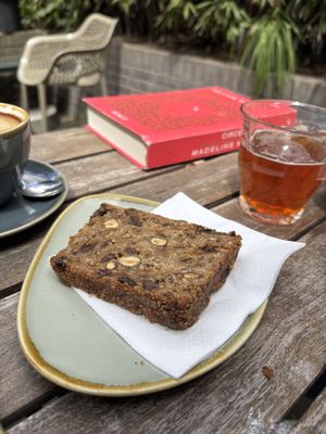The sadly dry Oshawa cake  at De Roos in Amsterdam