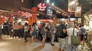 Long queue on fri evening at Thunder Tree 擂茶树 - VivoCity in Central Singapore