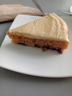 Bizcocho de arándanos con cobertura de limon at La Piparra in Bilbao