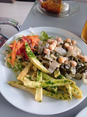 Plato combinado de garbanzos con acelgas at La Piparra in Bilbao