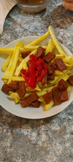 Chorizo verkaufen sie auch zum daheim kochen. at La Piparra in Bilbao