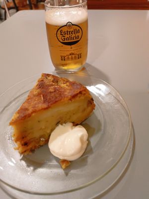 Pinchó di Tortilla e cagna (beer and tortillia vegan) 5 euro at La Piparra in Bilbao