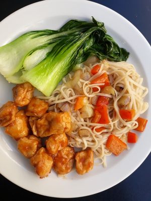 Plato del día - tofu frito en salsa general Tso, noodles y pak choi at La Piparra in Bilbao