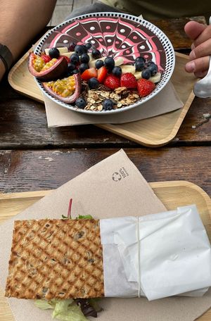 Acai bowl with extra fruit and Favocado Sandwich with vegan truffle mayo   at Mr. Morris in Tilburg