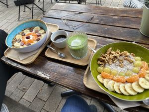 Coconutyoghurtbowl and overnight oats   at Mr. Morris in Tilburg