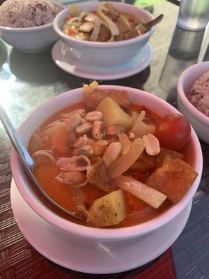 Vegan curry plates at Thonburi Thai Food in Collingwood