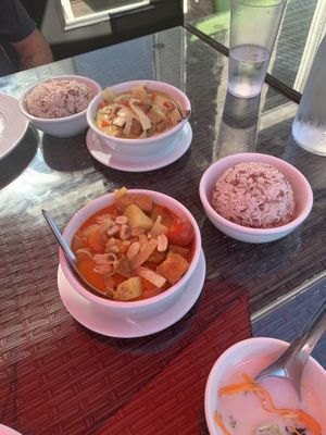 Eating outside at Thonburi Thai Food in Collingwood