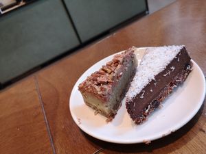 salted caramel cheesecake & choco chia kokoscake at SLA - Claude Debussylaan in Amsterdam