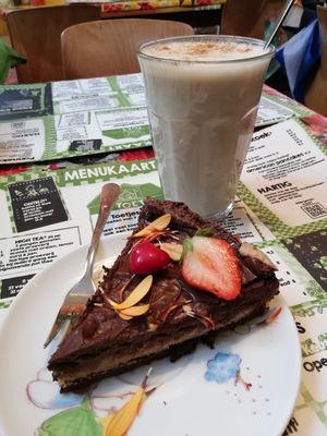Snicker pie with Chai (oatly) at Toet in Groningen