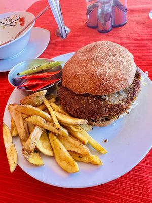 Burger de lentejas  at Mauraz in Copacabana