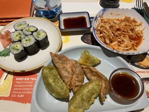 Gemüse Gyoza, Quinoa Gyoza, Kabechu Salat, Avocado Maki  at Akakiko in Pasching