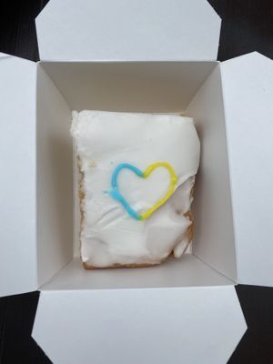 Vegan cake - helping Ukraine 🇺🇦 💛  at Sattgrün Kolumba Viertel - Mitte in Cologne