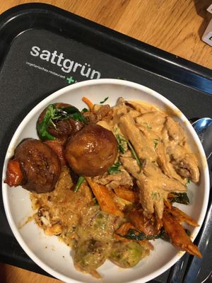 Wilde Bowl mit Champignons, Soja-Stroganoff, Rosenkohl und und und...  at Sattgrün Kolumba Viertel - Mitte in Cologne