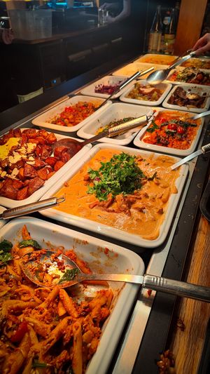 Les plats chauds variés et délicieux at Sattgrün Kolumba Viertel - Mitte in Cologne