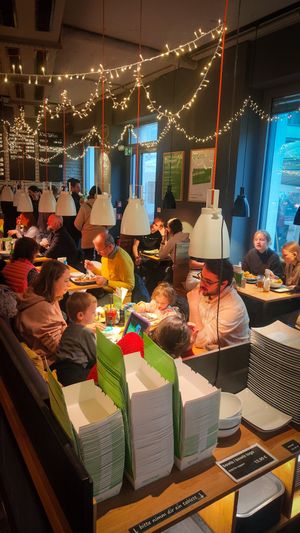 Beaucoup de monde ce samedi de marchés de Noël at Sattgrün Kolumba Viertel - Mitte in Cologne