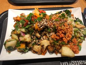 Auswahl mit verschiedenen Salaten und warmen Gerichten / choice with different salads and warm dishes  at Sattgrün Kolumba Viertel - Mitte in Cologne