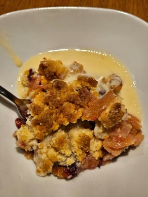 ObstStreusel mit Vanillesauce at Sattgrün Kolumba Viertel - Mitte in Cologne