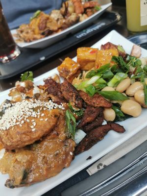 Rechts Salate, links warme Speisen at Sattgrün Kolumba Viertel - Mitte in Cologne