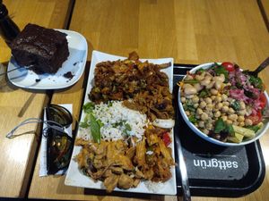 Tout cela rien que pour moi hahaha 🤣🤣🤣 at Sattgrün Kolumba Viertel - Mitte in Cologne