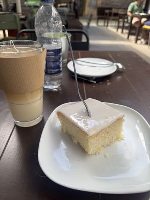 Tea and lemon cake   at Sattgrün Kolumba Viertel - Mitte in Cologne