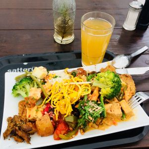 Großer Teller/big plate  at Sattgrün Kolumba Viertel - Mitte in Cologne