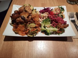 Large dinner plate at Sattgrün Kolumba Viertel - Mitte in Cologne