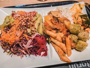 sehr schöne Auswahl und wirklich lecker ✌️😬 at Sattgrün Kolumba Viertel - Mitte in Cologne