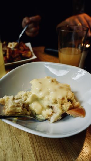 Apple-cherry-crumble with vanilla sauce at Sattgrün Kolumba Viertel - Mitte in Cologne