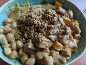 Bowl with tofu and peanut sauce at One Happy Bowl in Noord