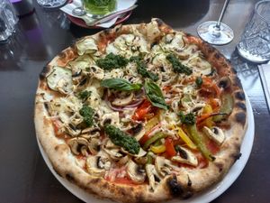 Vegan vegetable pizza at MammaMia in The Hague