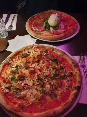 The vegan truffel pizza at MammaMia in The Hague
