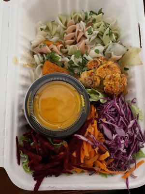 Ensalada de pasta con vegetales crudos y asados, mayonesa de zanahoria  at Mango in Montevideo