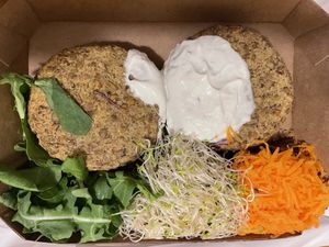 Hamburguesas de lentejas con ensalada y mayonesa de limón   at Mango in Montevideo