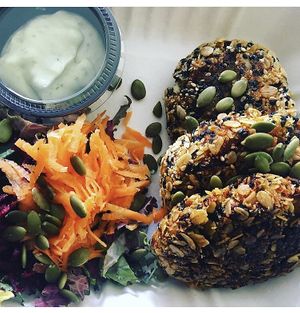 Croquetas de arroz integral apanadas con semillas, crudos y mayonesa de salvia  at Mango in Montevideo