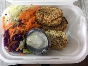 Riquísimas croquetas de arroz integral y ensalada at Mango in Montevideo