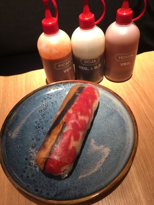 Vegan rice paper roll with the three vegan sauce options at Pandan in Barcelona