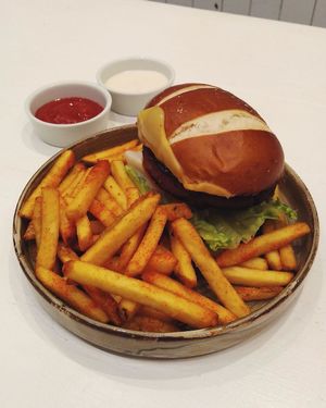 Klassik Kalifornia Burger at Kalifornia Kitchen in London