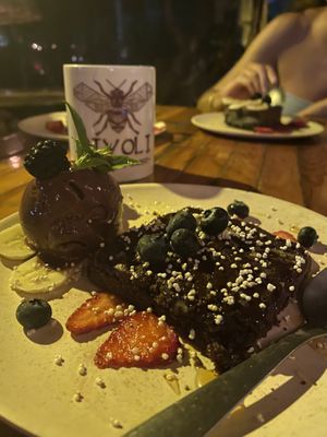 brownie con helado at Piyoli in Puerto Escondido