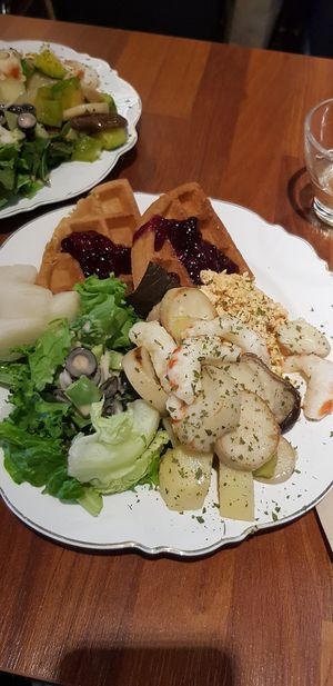 Brunch du weekend (gaufres, fruit de saison, salade, légumes de saison, tofu brouillé (il n'y avait plus de saucisse), thé ou café. Pour 12 000₩! at Drunken Vegan - 드렁큰비건 in Seoul