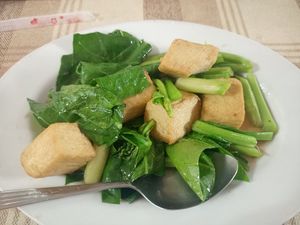Fried tofu chinese Brokkoli at Thammakerdsub in Bangkok
