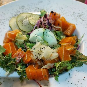 No salmon salad with ice cream at Purpura Project in Alicante