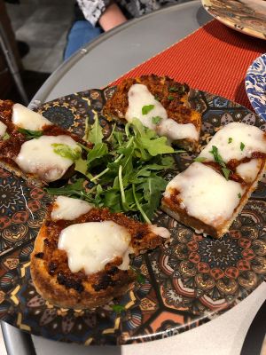 Toasts with vegan gorgonzola cheese and sobrasada at Purpura Project in Alicante